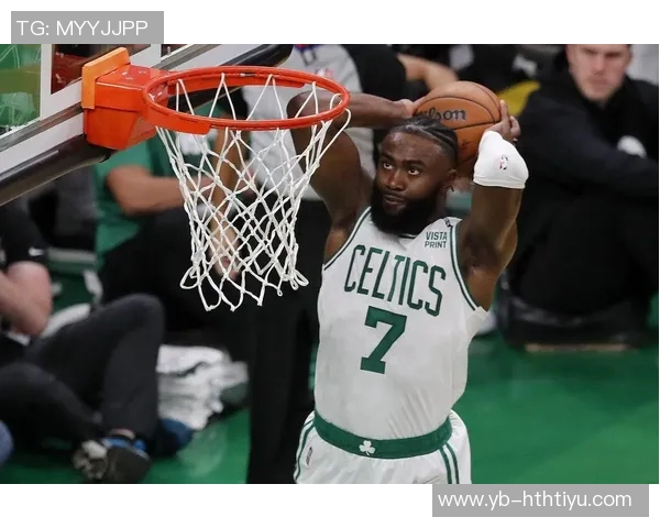 杰伦布朗表现稳定但未能带领球队获胜18投9中斩获25分6篮板4助攻